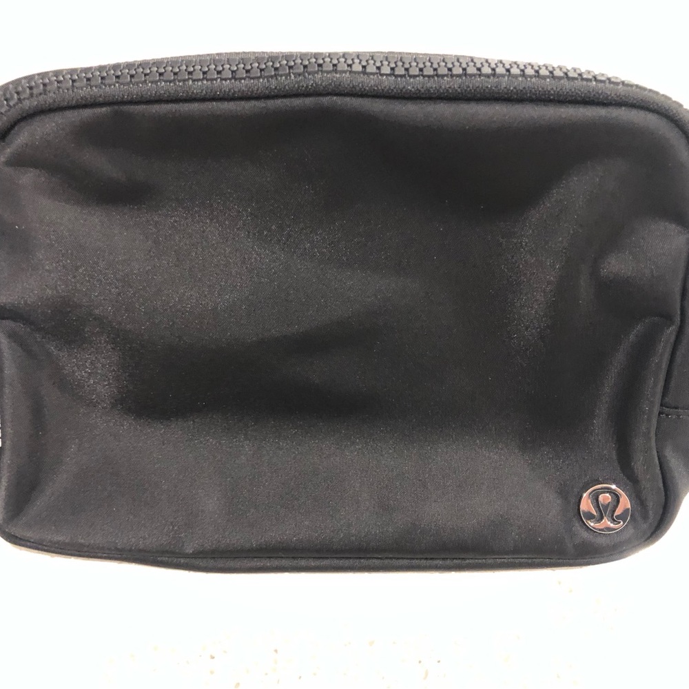 Like new (only carried twice) Lululemon Large Everywhere Belt Bag 2L